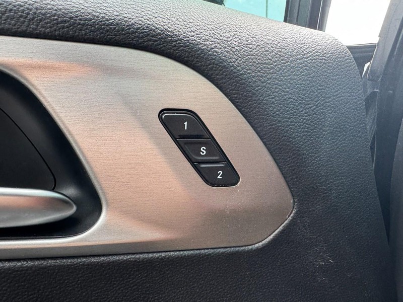 Chrysler Pacifica Vehicle Image 25