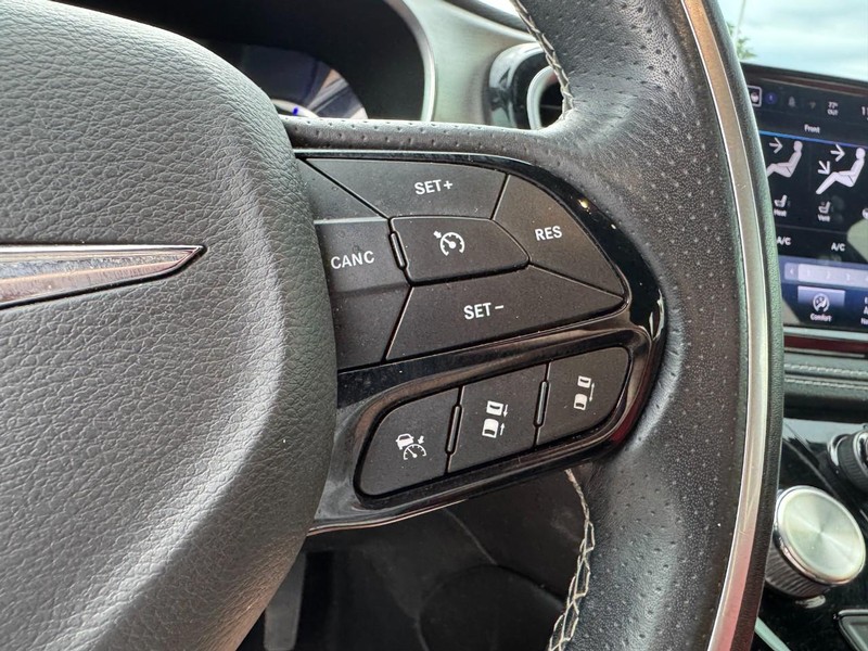 Chrysler Pacifica Vehicle Image 28