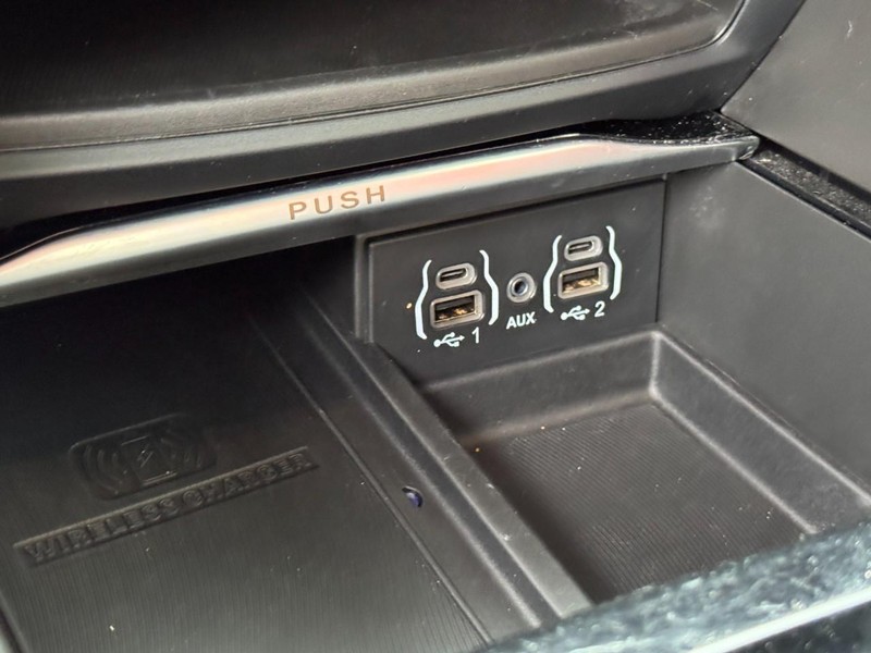 Chrysler Pacifica Vehicle Image 31