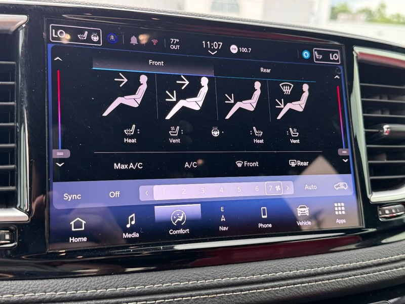 Chrysler Pacifica Vehicle Image 32