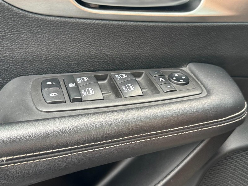 Chrysler Pacifica Vehicle Image 35