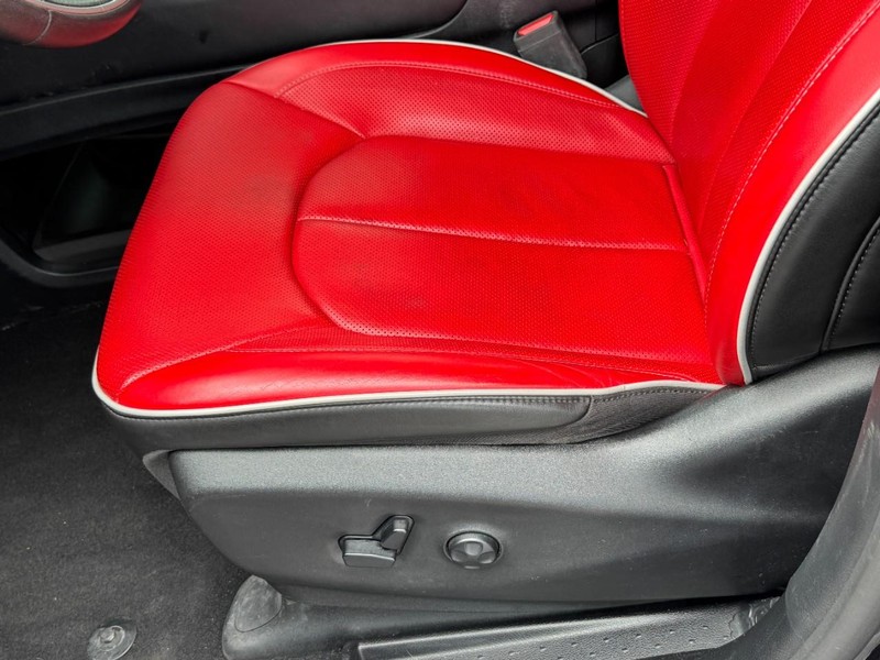 Chrysler Pacifica Vehicle Image 36