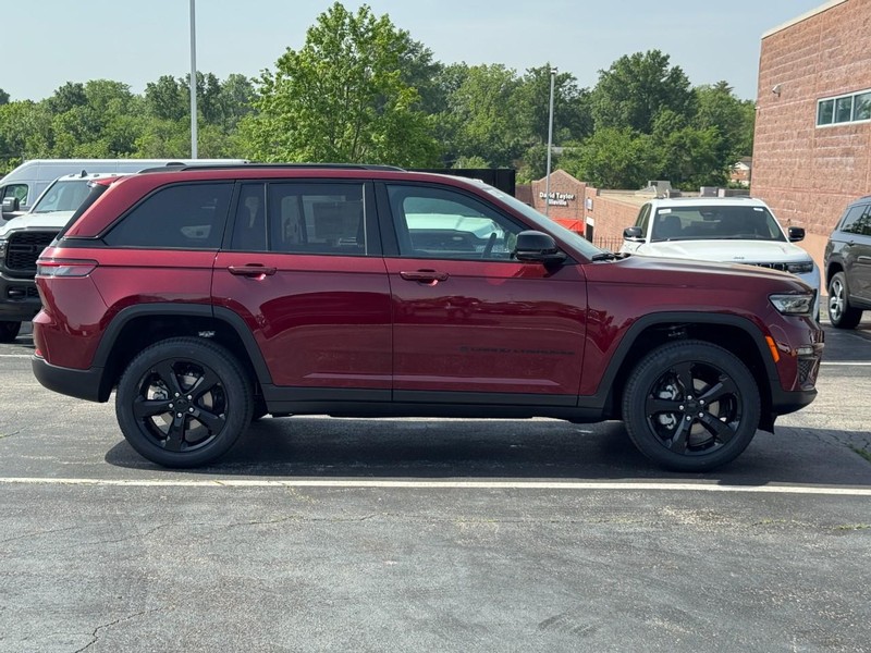 Jeep Grand Cherokee Vehicle Image 02