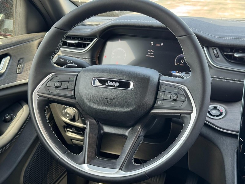 Jeep Grand Cherokee Vehicle Image 11