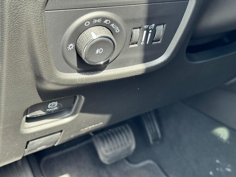 Jeep Grand Cherokee Vehicle Image 14