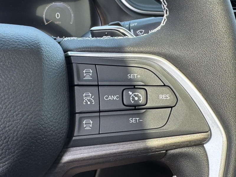 Jeep Grand Cherokee Vehicle Image 16