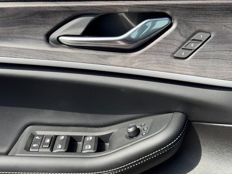 Jeep Grand Cherokee Vehicle Image 21