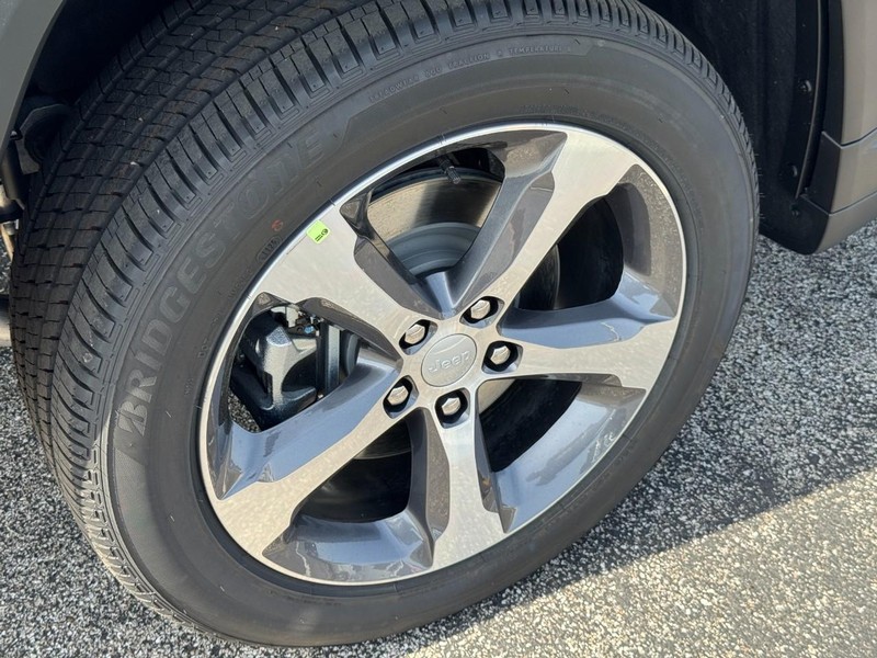 Jeep Grand Cherokee L Vehicle Image 04
