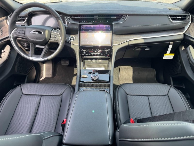 Jeep Grand Cherokee L Vehicle Image 09