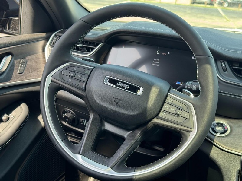 Jeep Grand Cherokee L Vehicle Image 11