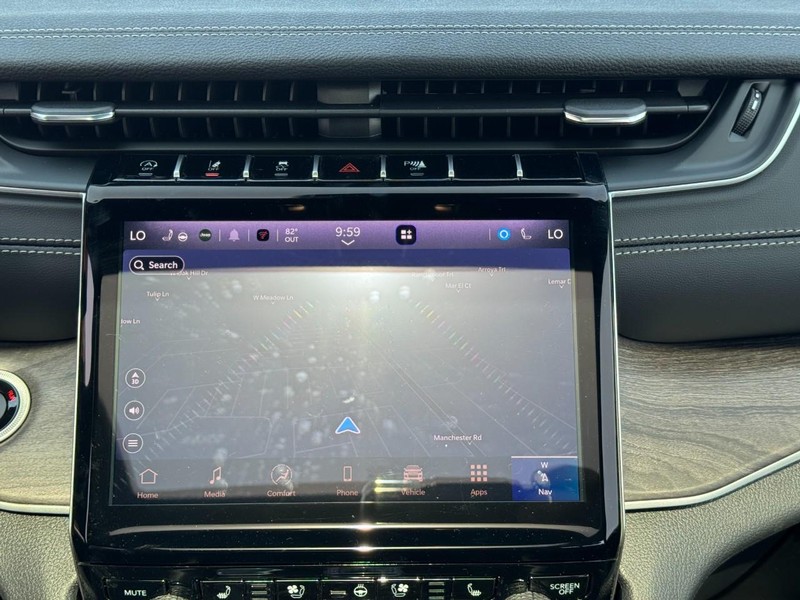 Jeep Grand Cherokee L Vehicle Image 12