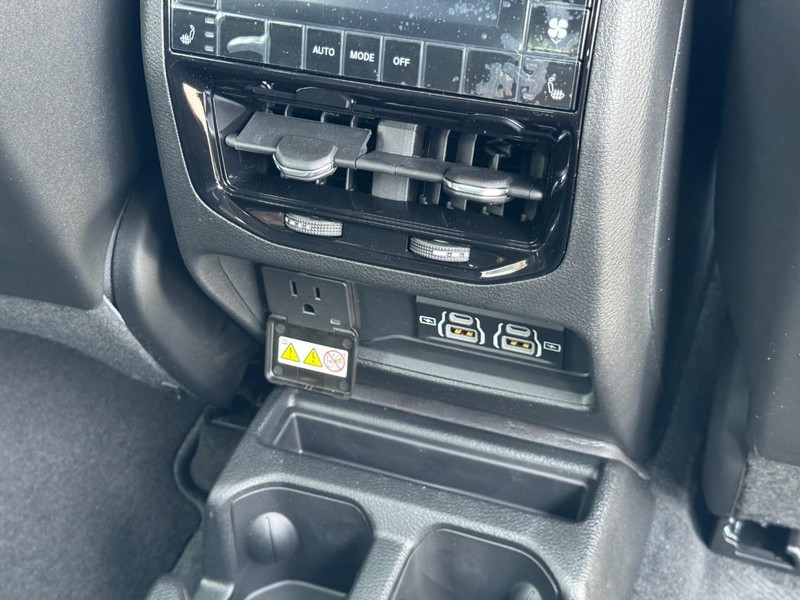 Jeep Grand Cherokee L Vehicle Image 14