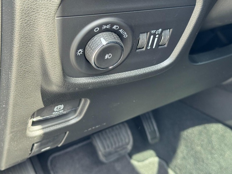 Jeep Grand Cherokee L Vehicle Image 15
