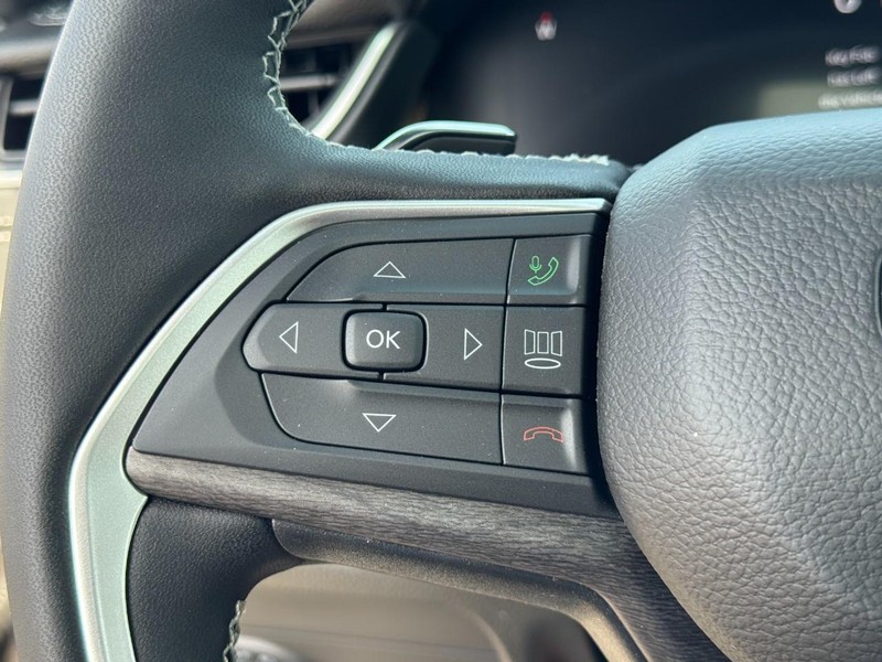 Jeep Grand Cherokee L Vehicle Image 16