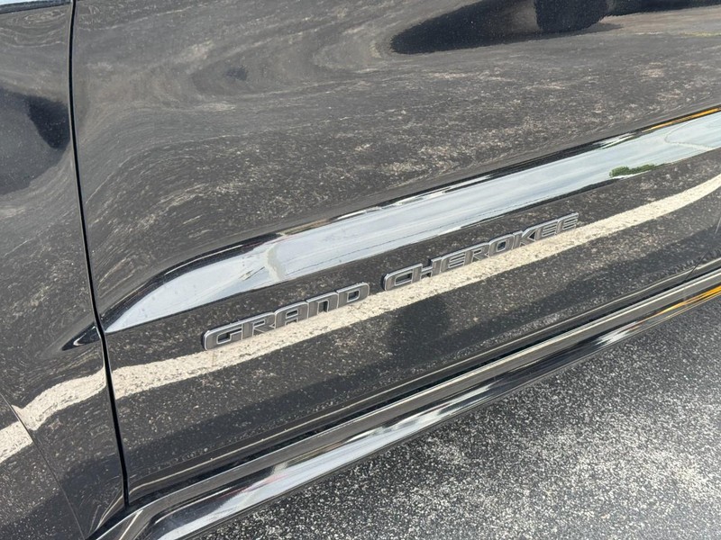 Jeep Grand Cherokee Vehicle Image 11