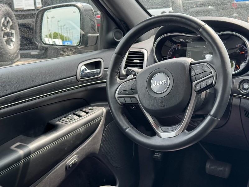 Jeep Grand Cherokee Vehicle Image 17