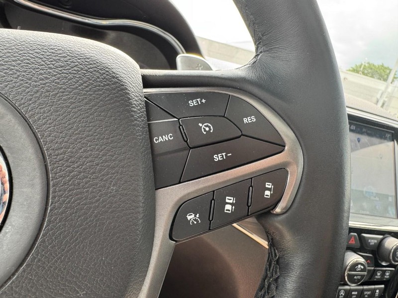 Jeep Grand Cherokee Vehicle Image 22