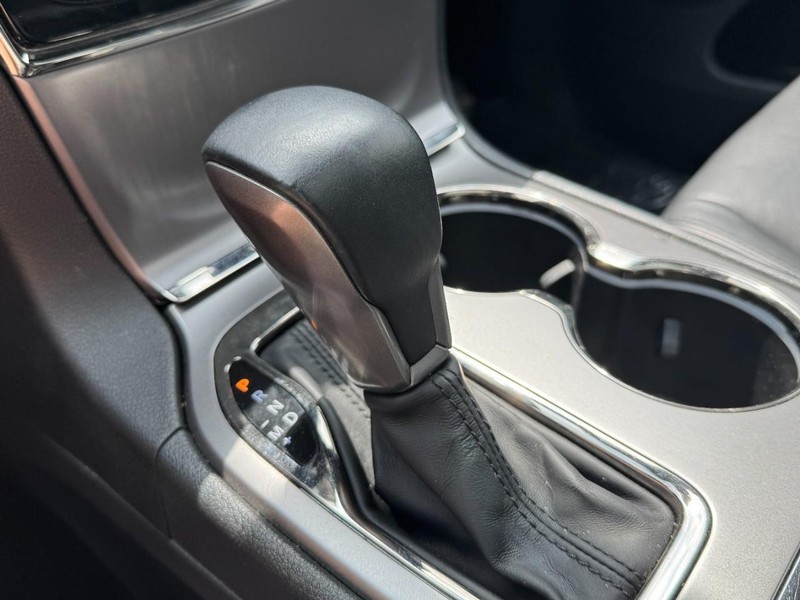 Jeep Grand Cherokee Vehicle Image 24
