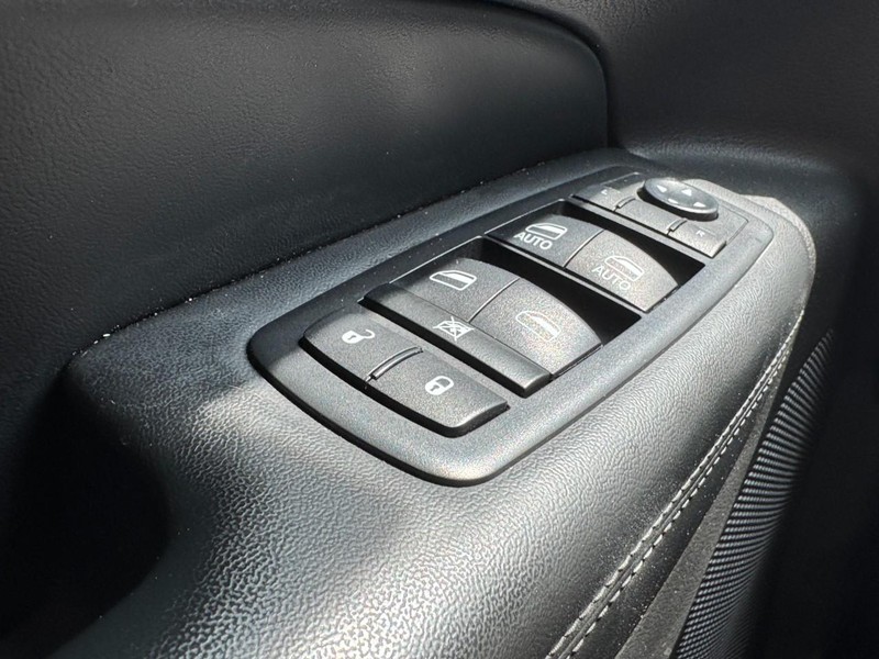 Jeep Grand Cherokee Vehicle Image 29