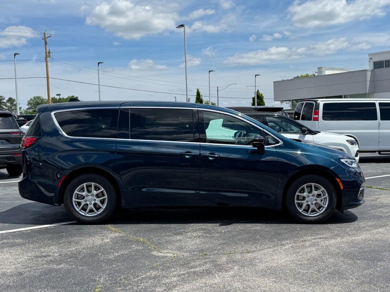 Chrysler Pacifica Vehicle Image 02