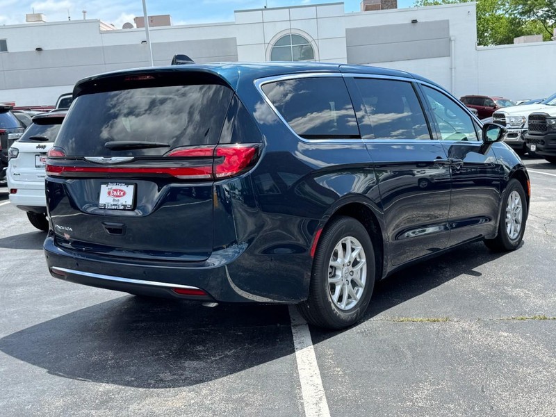 Chrysler Pacifica Vehicle Image 03