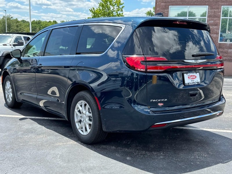 Chrysler Pacifica Vehicle Image 04