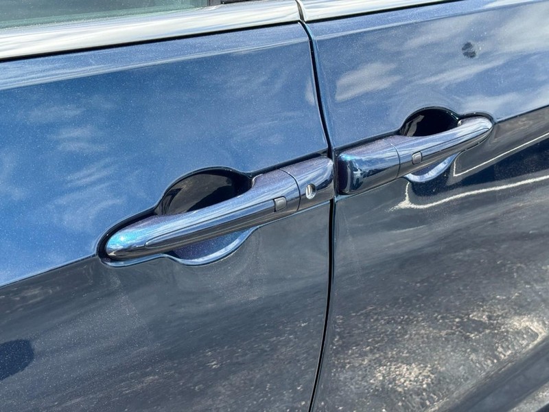 Chrysler Pacifica Vehicle Image 11