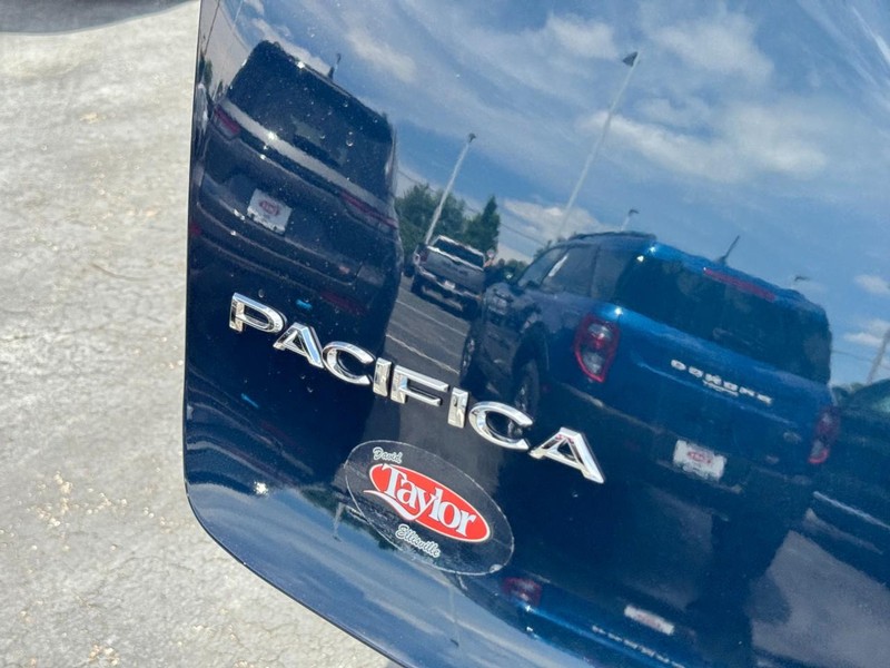 Chrysler Pacifica Vehicle Image 12