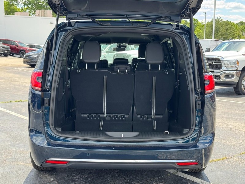 Chrysler Pacifica Vehicle Image 13
