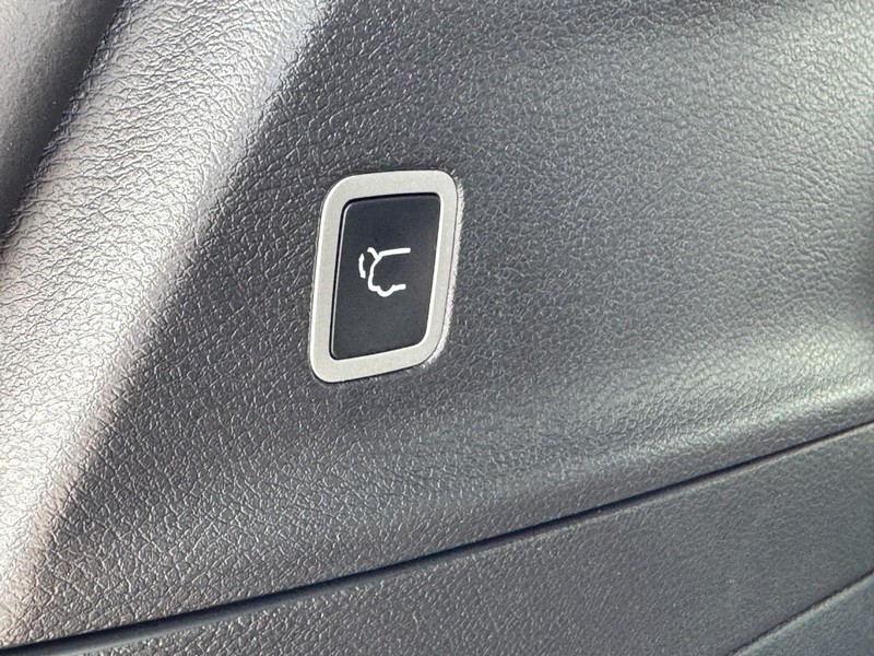 Chrysler Pacifica Vehicle Image 14