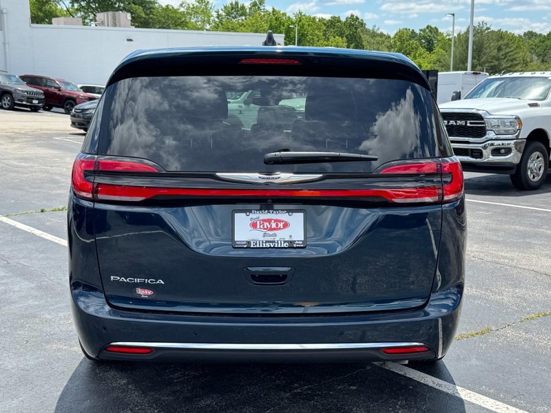 Chrysler Pacifica Vehicle Image 15