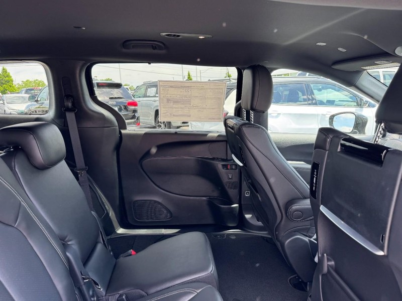 Chrysler Pacifica Vehicle Image 16
