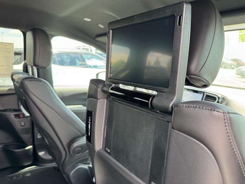 Chrysler Pacifica Vehicle Image 17