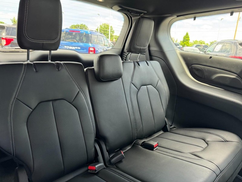 Chrysler Pacifica Vehicle Image 18
