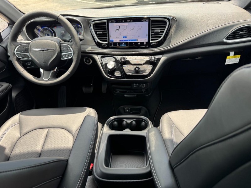 Chrysler Pacifica Vehicle Image 19