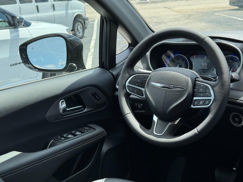 Chrysler Pacifica Vehicle Image 20