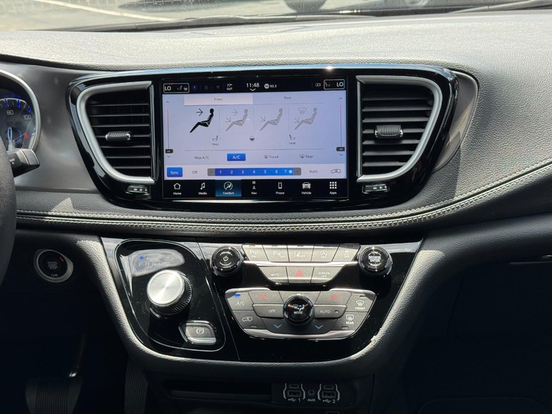 Chrysler Pacifica Vehicle Image 21