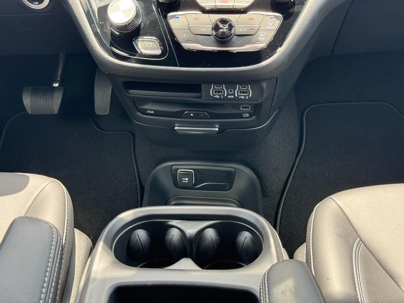 Chrysler Pacifica Vehicle Image 22