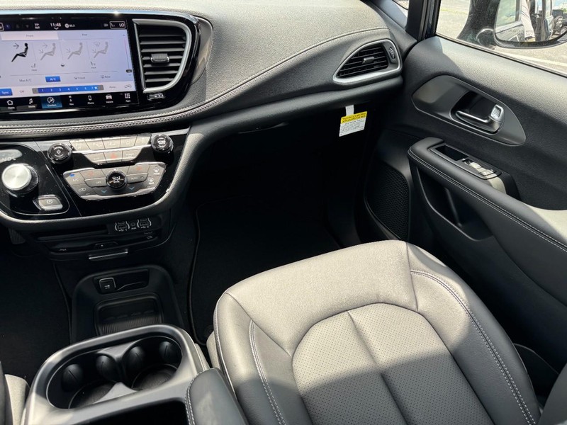 Chrysler Pacifica Vehicle Image 23