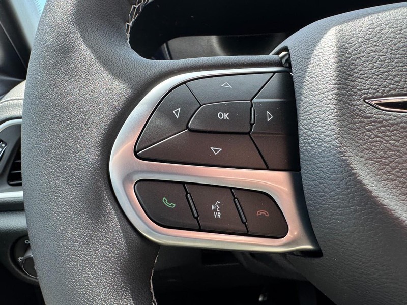 Chrysler Pacifica Vehicle Image 25