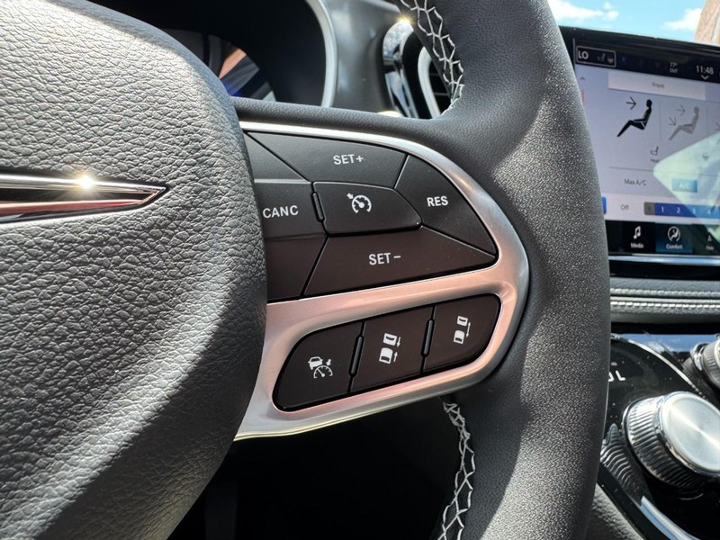 Chrysler Pacifica Vehicle Image 26