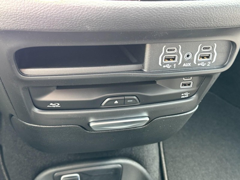 Chrysler Pacifica Vehicle Image 28