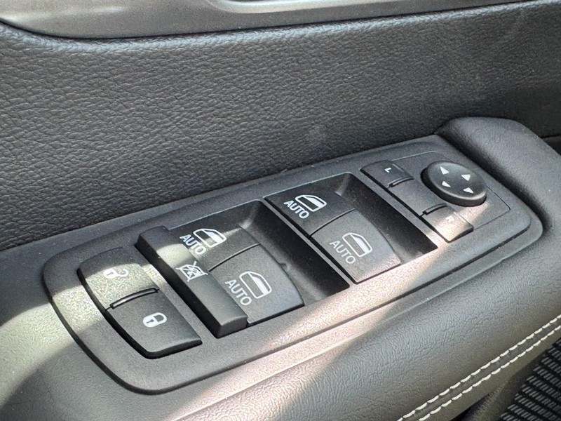 Chrysler Pacifica Vehicle Image 32