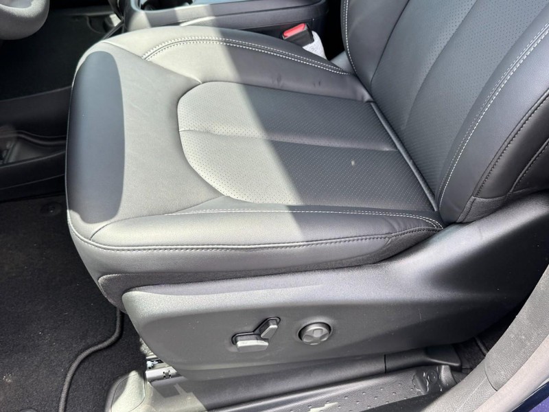 Chrysler Pacifica Vehicle Image 33