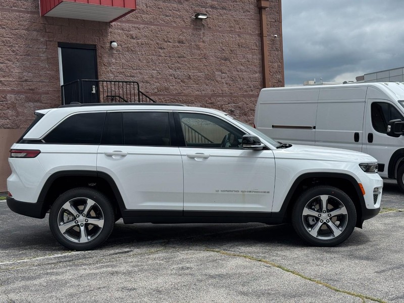 Jeep Grand Cherokee Vehicle Image 02