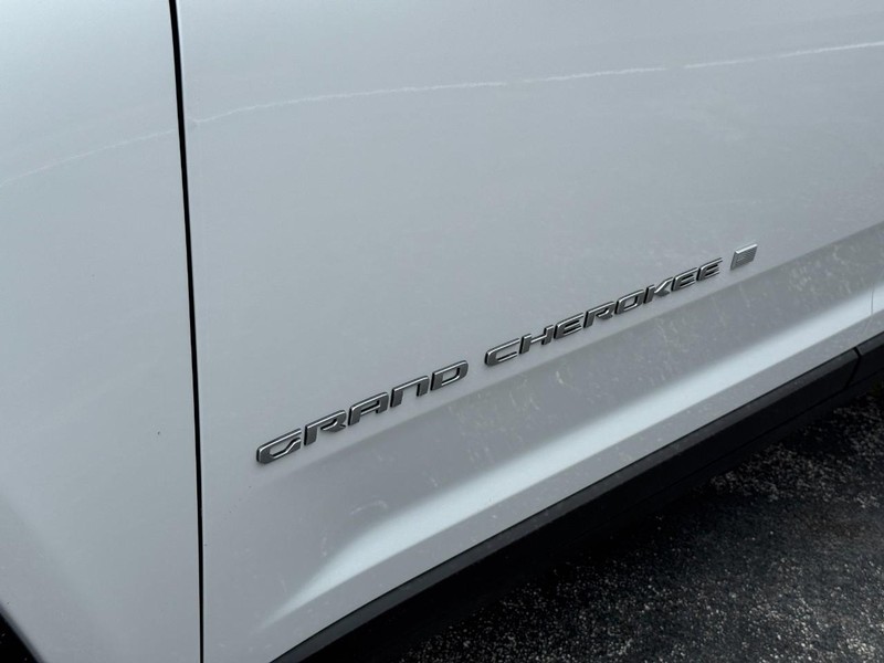 Jeep Grand Cherokee Vehicle Image 11