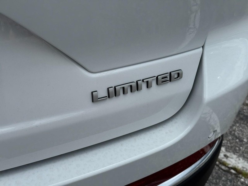 Jeep Grand Cherokee Vehicle Image 12