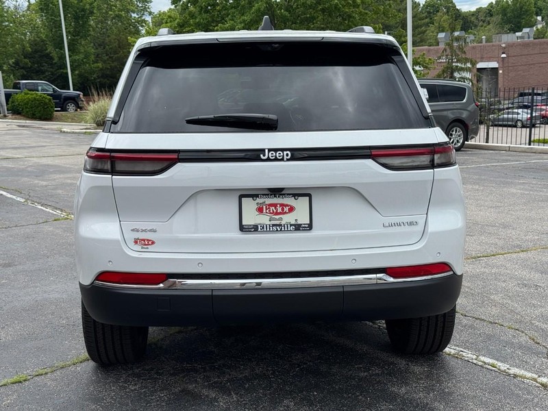 Jeep Grand Cherokee Vehicle Image 16