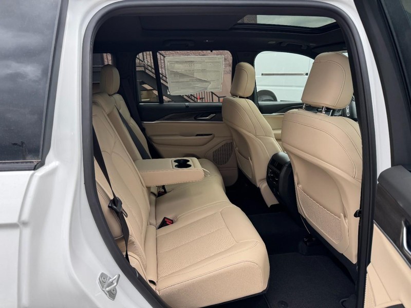 Jeep Grand Cherokee Vehicle Image 17