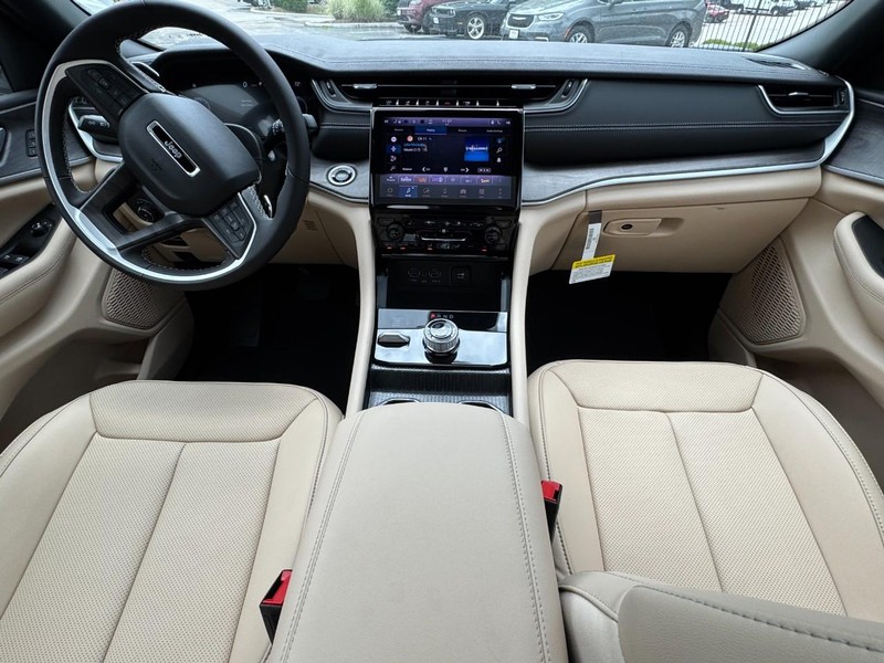 Jeep Grand Cherokee Vehicle Image 18